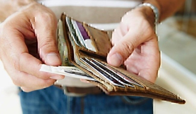 B0FR95 Man removes cash from wallet