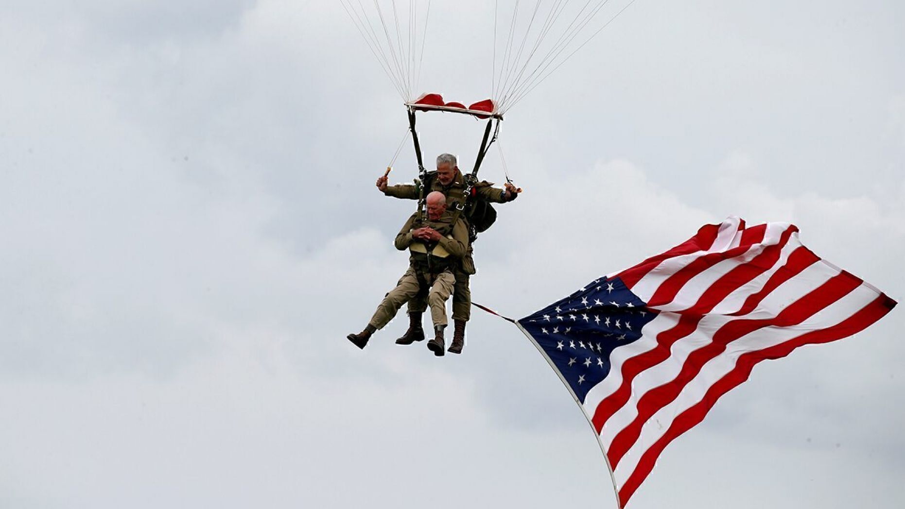 День д праздник. 101st Airborne Jump to the Parachute. Paratroops.